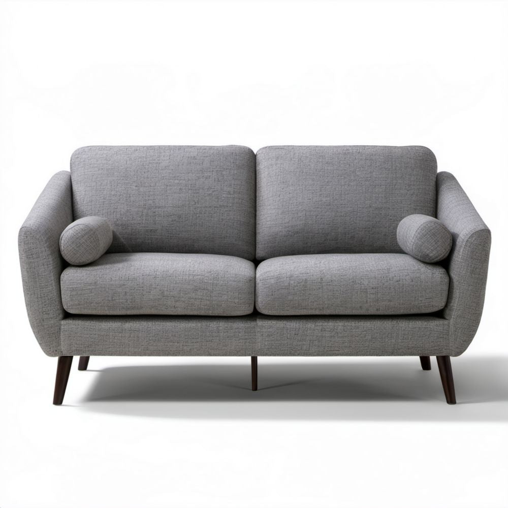 Szara sofa dwuosobowa z tapicerką poliestrową i ciemnobrązowymi drewnianymi nogami, 160 × 85 × 82 cm